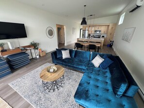 Smart TV, fireplace, stereo