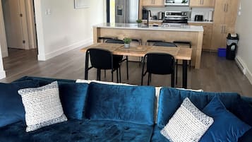 Smart TV, fireplace, stereo