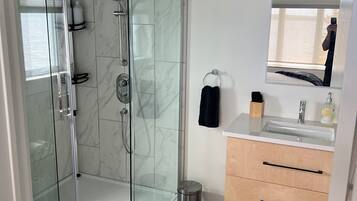 Douche, séchoir à cheveux, serviettes fournies, savon