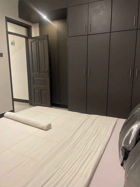 شقة | 1 غرفة نوم ومكواة/لوح كي وواي فاي مجانًا وملاءات أسرّة