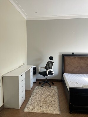 1 soverom, strykejern/-brett, wi-fi (inkludert) og sengetøy