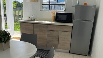 Studio Suite, Garden View | Private kitchen | Cookware/dishes/utensils