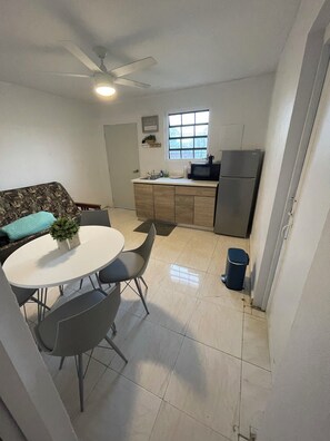 Studiosuite, hageutsikt | Oppholdsområde | En 32-tommers smart-TV med digitale kanaler