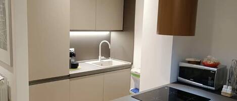 Mikrowelle, Ofen, Herdplatte, Geschirrspüler