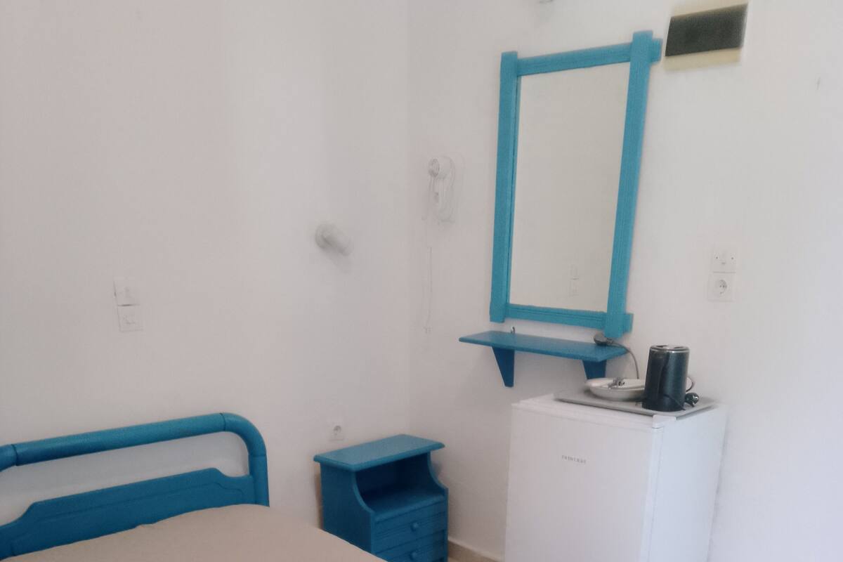 Economy Room, Patio, Courtyard View | In-room safe, soundproofing, WiFi (free)
