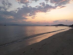Beach nearby, white sand - Villa Polemis (Naxos)
