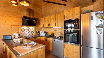 Een koelkast, een microgolfoven, een oven, een vaatwasser