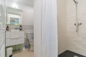 Haartrockner, Handtücher, Seife, Toilettenpapier