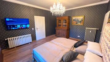 6 Schlafzimmer, Schreibtisch, Bügeleisen/Bügelbrett, WLAN