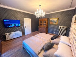 6 slaapkamers, een bureau, een strijkplank/strijkijzer, wifi