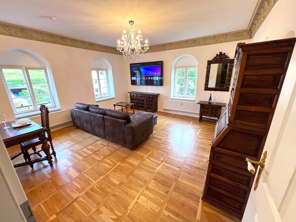 Een smart-tv, boeken, een filmbibliotheek en een stereo