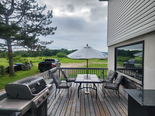 4 bedroom house on the madriver/tubing/🏊‍♀️/30 + acres/lots to do