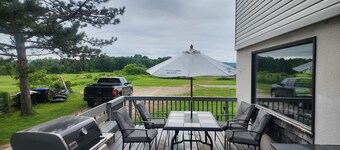 4 bedroom house on the madriver/tubing/🏊‍♀️/30 + acres/lots to do