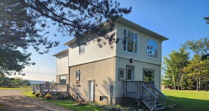 4 bedroom house on the madriver/tubing/🏊♀️/30 + acres/lots to do