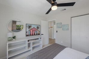 3 Schlafzimmer, Schreibtisch, Bügeleisen/Bügelbrett, Reisekinderbett