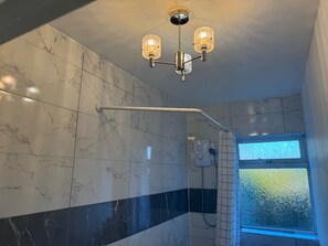 Ferienhaus | Badezimmer | Badewanne und Dusche (separat), Komfortbadewanne, Handtücher