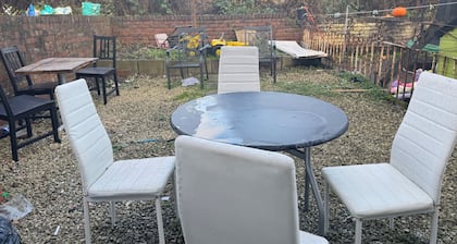 Sheffield - House - Sleeps 5 - Parking - Garden