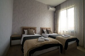 Chambre Deluxe double ou avec lits jumeaux, vue sur la ville | Système d’insonorisation, fer et planche à repasser