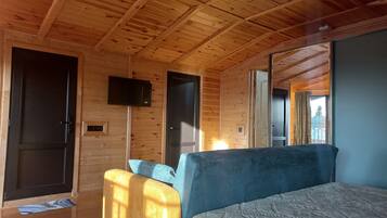 Luxury Room | Soundproofing, iron/ironing board, free WiFi