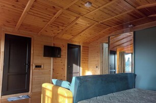 Luxury Room | Soundproofing, iron/ironing board, free WiFi