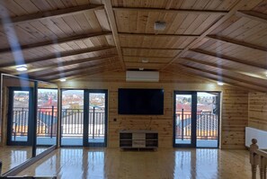 Luxury Room | Soundproofing, iron/ironing board, free WiFi