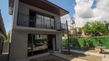 Deluxe-Apartment, Balkon, Stadtblick | 1 Schlafzimmer, schallisolierte Zimmer, Bügeleisen/Bügelbrett