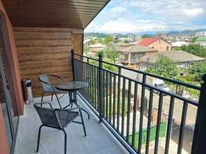 1 dormitorio, sistema de insonorización, tabla de planchar con plancha
