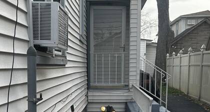 AMAZING PRIVATE QUIET & COMFORTABLE SHORT STAYS!!
KING SZ BED.10 mins from JFK