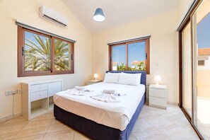 3 bedrooms, in-room safe, iron/ironing board, free WiFi - Villa Sarah - Charming Ayia Thekla Getaway (Ayia Napa)