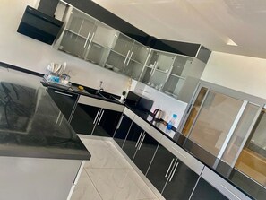 Full-sized fridge, cookware/dishes/utensils - appartement water front (Dakar)