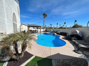 Pool - Beautiful 5 bedroom house with an amazing pool & spa . Great for relaxing.  (Las Vegas)