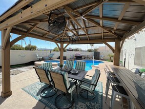 Outdoor dining - Beautiful 5 bedroom house with an amazing pool & spa . Great for relaxing.  (Las Vegas)