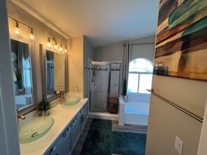 Shower, hair dryer, towels, soap - Beautiful 5 bedroom house with an amazing pool & spa . Great for relaxing.  (Las Vegas)