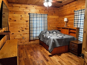 3 bedrooms, desk, iron/ironing board, free WiFi