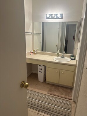 Een haardroger, handdoeken, zeep, shampoo