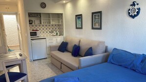 Living area - Benalmadena Beach Studio, Double bed, En Suite.  (Benalmádena)