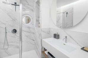 Dusche, Haartrockner, Bidet, Handtücher