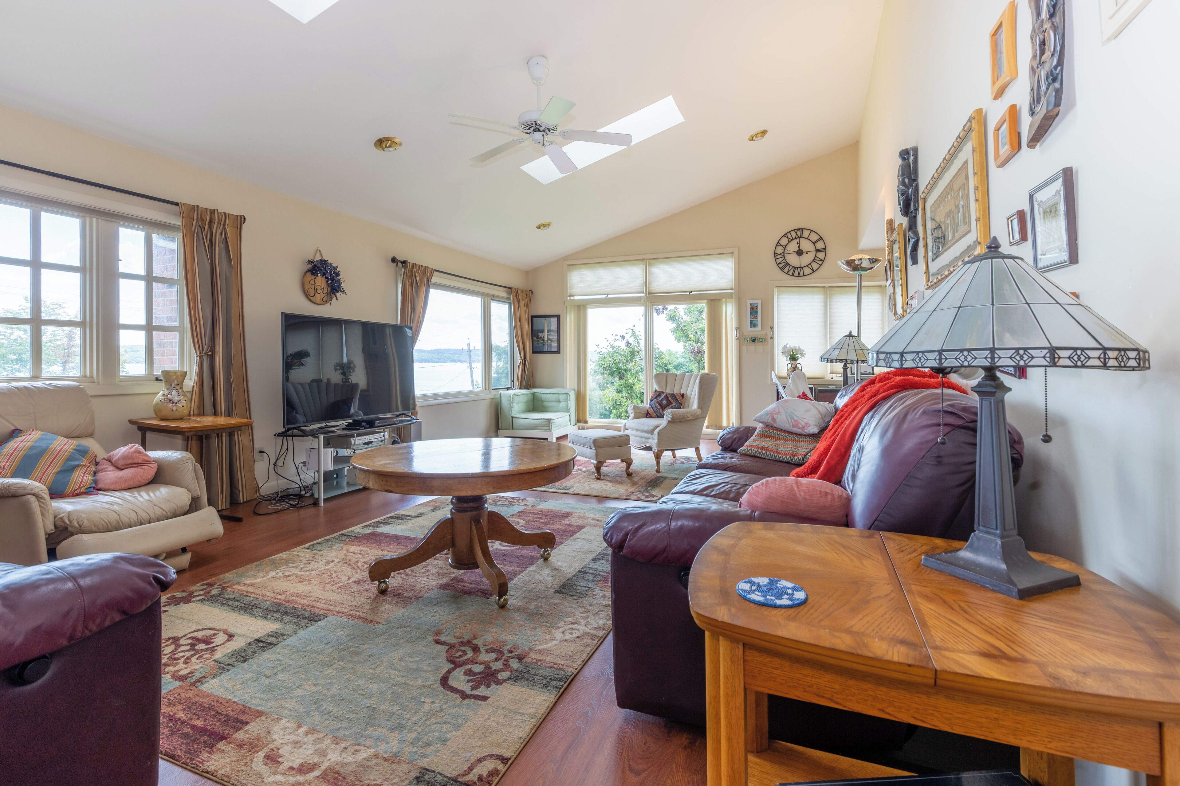 TV connectée, cheminée, livres, imprimantes