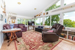 Älytelevisio, takka, kirjoja, tulostin