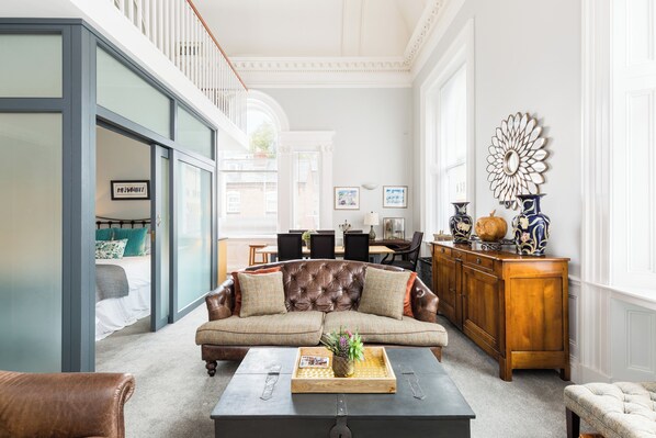 그랜드 아파트, 침실 2개, 마당 전망 | 거실 공간 | 디지털 채널 시청이 가능한 42인치 평면 TV