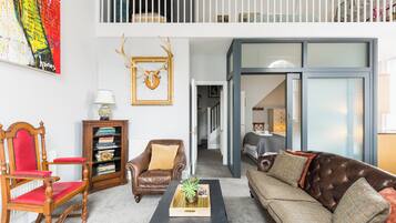 Grand-Apartment, 2 Schlafzimmer, Blick auf den Innenhof | Wohnbereich