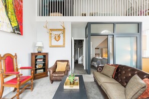 แกรนด์อพาร์ทเมนท์, 2 ห้องนอน, วิวสวนหย่อม | บริเวณนั่งเล่น | ทีวีจอแบน 42 นิ้ว พร้อมช่องดิจิตอล
