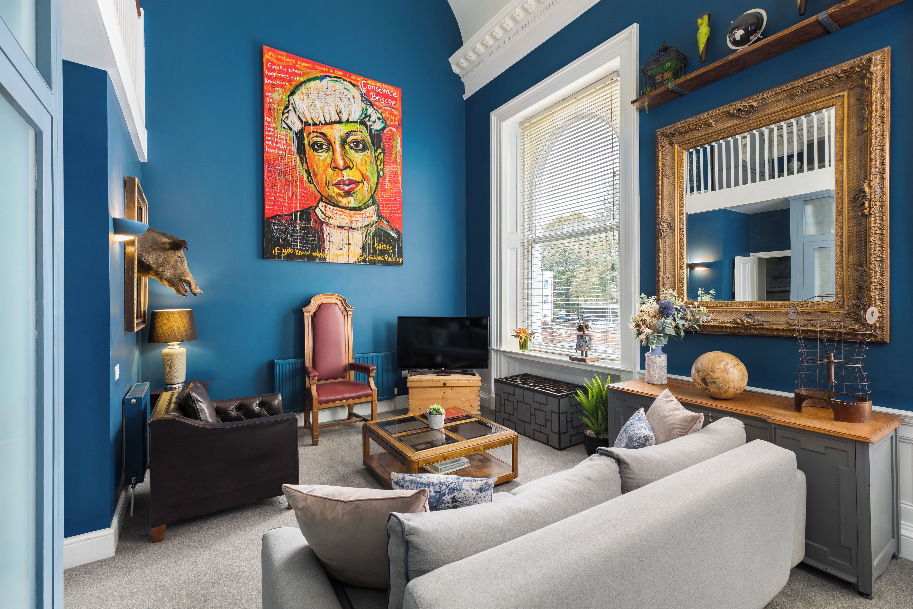 グランド アパートメント 2 ベッドルーム コートヤードビュー ガーデン | リビング エリア | 42 インチの薄型テレビ (デジタル放送視聴可)