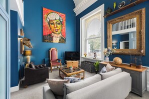 그랜드 아파트, 침실 2개, 마당 전망, 정원 | 거실 공간 | 디지털 채널 시청이 가능한 42인치 평면 TV