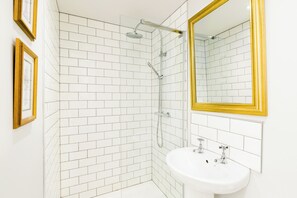 Grand apartman, 2 hálószobával, kilátással az udvarra | Fürdőszoba | Ingyenes piperecikkek, hajszárító, törölközők és szappan