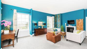 Executive appartement, 2 slaapkamers, uitzicht op park | Woonruimte | Een 42-inch flatscreentelevisie met digitale zenders