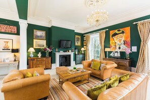 허니문 아파트, 킹사이즈침대 1개 및 소파베드, 공원 전망 | 거실 | 디지털 채널 시청이 가능한 42인치 평면 TV