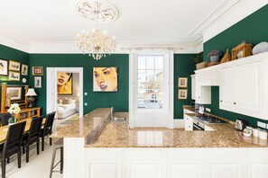 허니문 아파트, 킹사이즈침대 1개 및 소파베드, 공원 전망 | 거실 | 디지털 채널 시청이 가능한 42인치 평면 TV