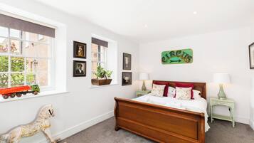 Familie appartement, 3 slaapkamers, uitzicht op de binnenplaats | Woonruimte | Een 42-inch flatscreentelevisie met digitale zenders