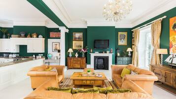 Honeymoon-Apartment, 1 King-Bett und Schlafsofa, Parkblick | Wohnzimmer
